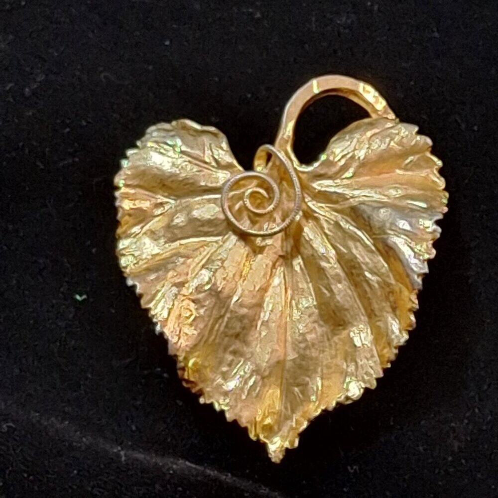 Vintage BSK Goldtone Leaf Brooch Pin Textured Ivy Vine Heart Design 1950s Signed